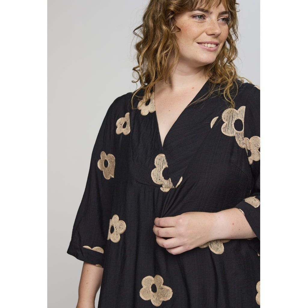 Studio SAnnabelle Tunic Tunic Black with sand flowers