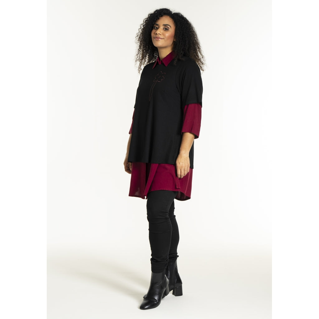Studio SBella T-Shirt with print T-Shirt Black with bordeaux