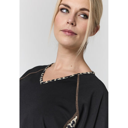 Studio SAktive wear T-shirt T-Shirt Black with leo print