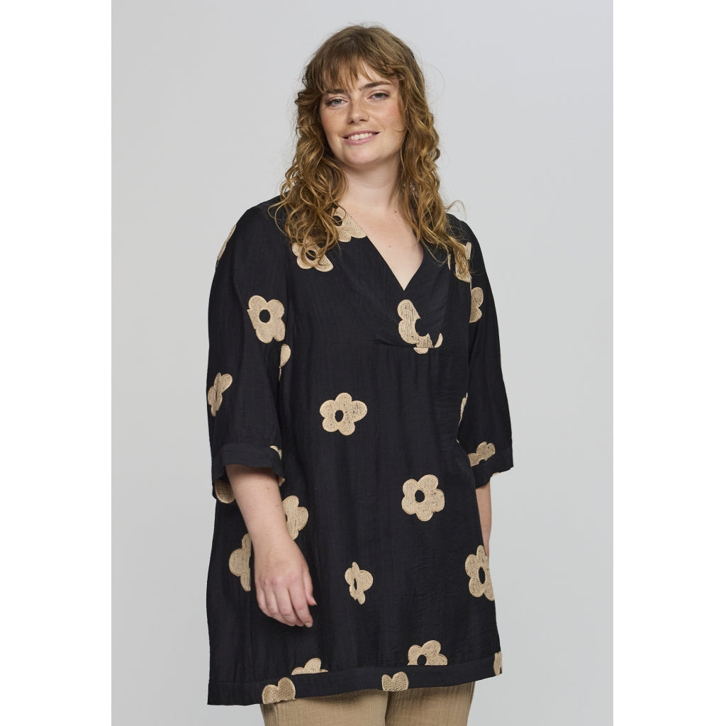 Studio SAnnabelle Tunic Tunic Black with sand flowers