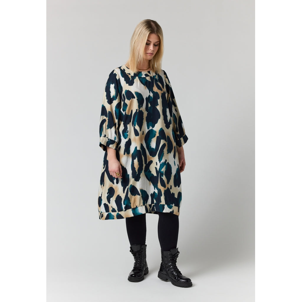 Studio SLonetta Dress Dress Sand with black petrol clouds