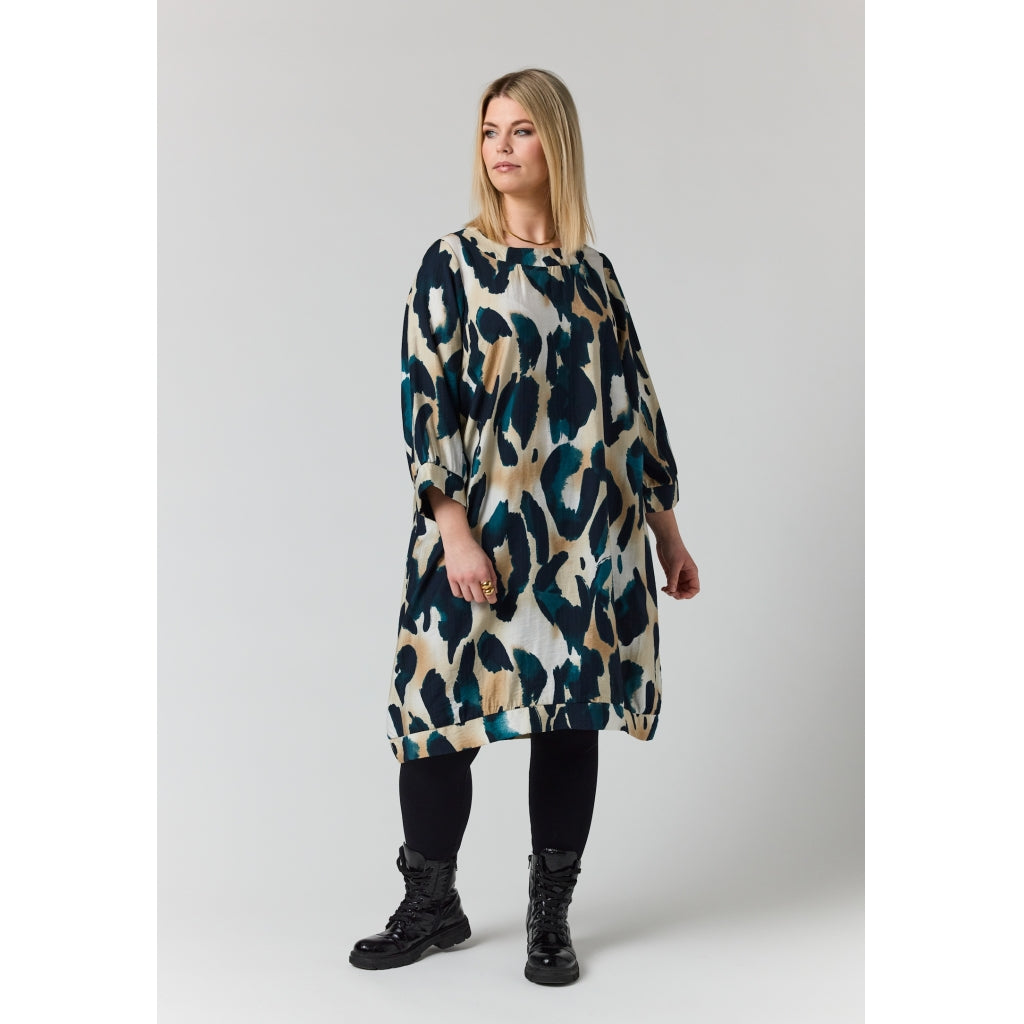 Studio SLonetta Dress Dress Sand with black petrol clouds